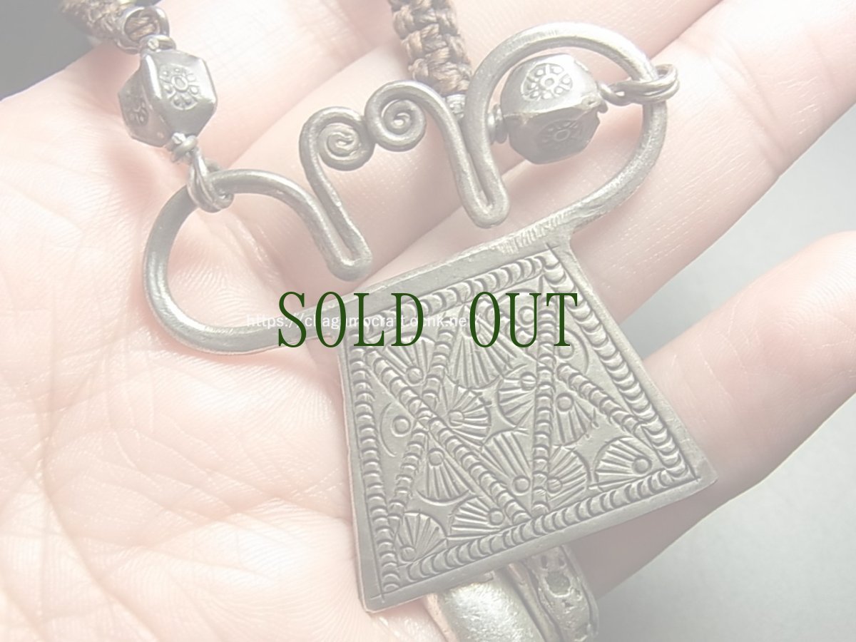 画像6: 白メオ族（モン族/白苗族/ミャオ）錠前型魔除け背守りとカレンシルバーの首飾り (6)