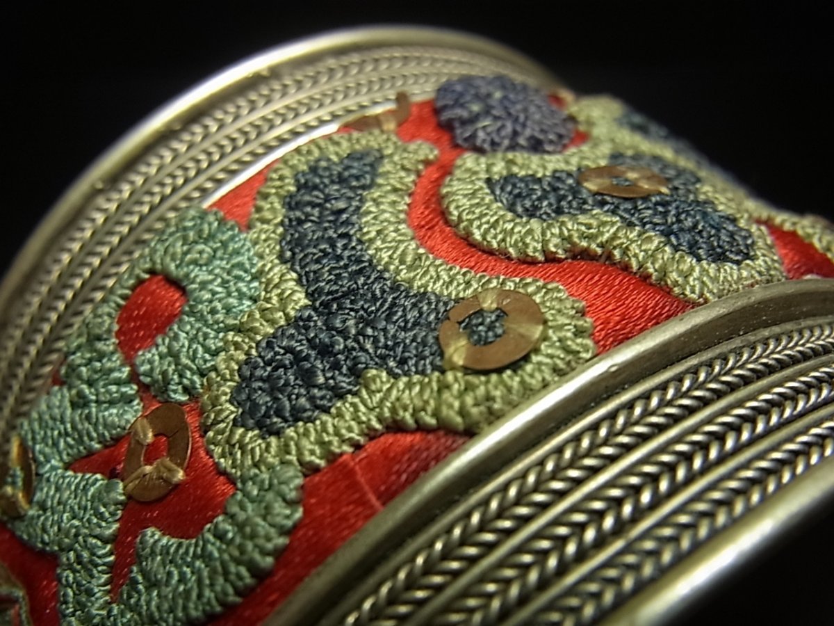 画像4: 貴州省ミャオ族の刺繍古裂バングル(苗銀)プリーツドブレードステッチ　Old embroidery Miao silver bangle　 (4)