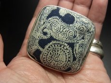 画像5: 貴州ミャオ族の藍印花布・古裂リング　（苗銀製）　藍染め・ろうけつ染め　　(特大)　 (5)