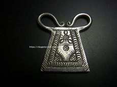 画像2: 白メオ族（モン族/白苗族/ミャオ）錠前型魔除け背守り・Old silver amulet from Meo（Hmong）（モンシルバー） (2)