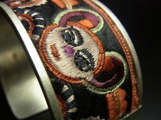 画像5: 貴州省ミャオ族の刺繍古裂バングル(苗銀)　剪紙破線繍/ Split thread stitch・Old embroidery Miao silver bangle　 (5)
