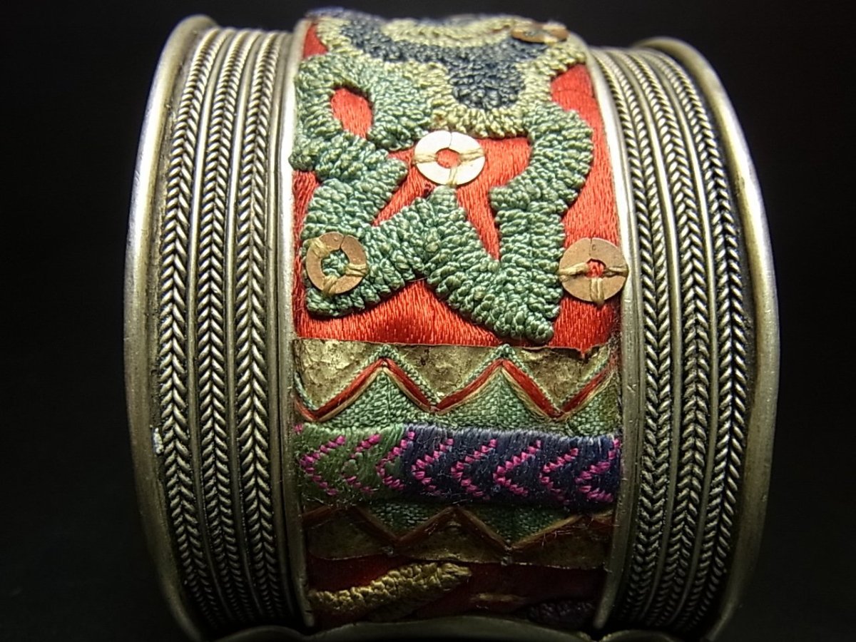 画像3: 貴州省ミャオ族の刺繍古裂バングル(苗銀)プリーツドブレードステッチ　Old embroidery Miao silver bangle　 (3)