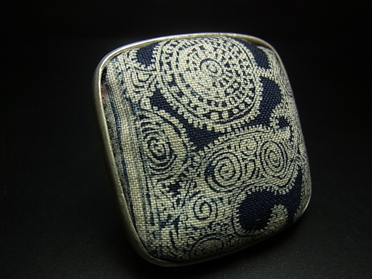 画像1: 貴州ミャオ族の藍印花布・古裂リング　（苗銀製）　藍染め・ろうけつ染め　　(特大)　 (1)