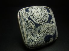画像1: 貴州ミャオ族の藍印花布・古裂リング　（苗銀製）　藍染め・ろうけつ染め　　(特大)　 (1)