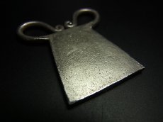 画像4: 白メオ族（モン族/白苗族/ミャオ）錠前型魔除け背守り・Old silver amulet from Meo（Hmong）（モンシルバー） (4)