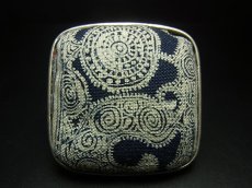 画像2: 貴州ミャオ族の藍印花布・古裂リング　（苗銀製）　藍染め・ろうけつ染め　　(特大)　 (2)