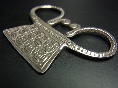 画像3: 白メオ族（モン族/白苗族/ミャオ）錠前型魔除け背守り・Old silver amulet from Meo（Hmong）（モンシルバー） (3)