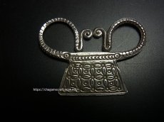 画像2: 白メオ族（モン族/白苗族/ミャオ）錠前型魔除け背守り・Old silver amulet from Meo（Hmong）（モンシルバー） (2)