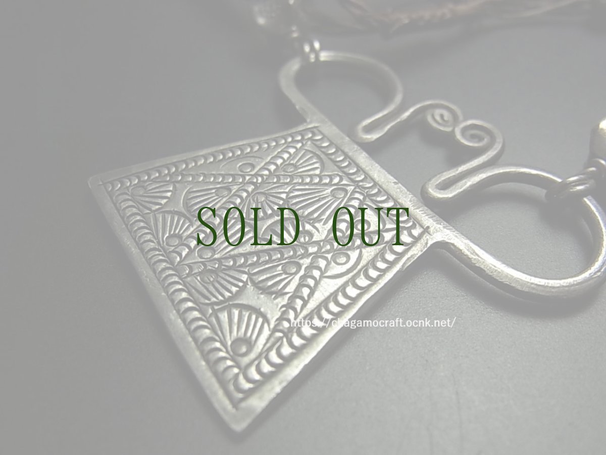 画像3: 白メオ族（モン族/白苗族/ミャオ）錠前型魔除け背守りとカレンシルバーの首飾り (3)