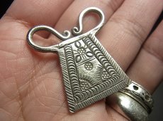 画像5: 白メオ族（モン族/白苗族/ミャオ）錠前型魔除け背守り・Old silver amulet from Meo（Hmong）（モンシルバー） (5)