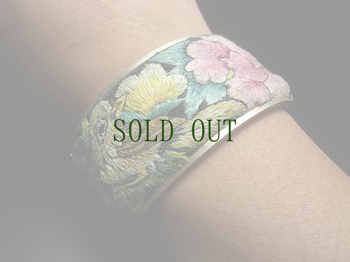 画像5: 貴州省ミャオ族の刺繍古裂バングル(苗銀)プレインステッチ　Old embroidery Miao silver bangle　 (5)