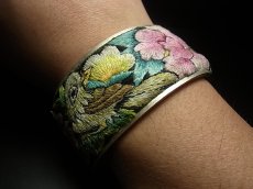 画像5: 貴州省ミャオ族の刺繍古裂バングル(苗銀)プレインステッチ　Old embroidery Miao silver bangle　 (5)