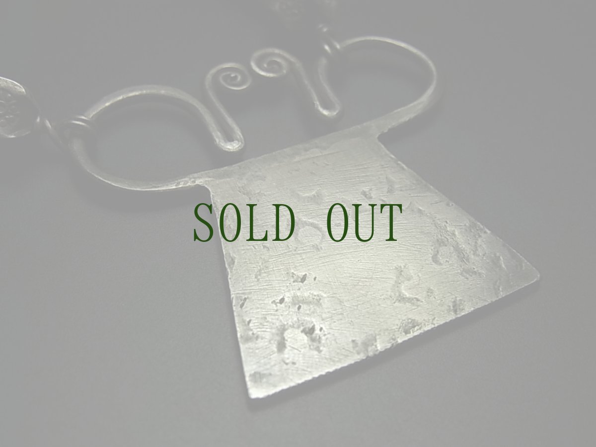 画像7: 白メオ族（モン族/白苗族/ミャオ）錠前型魔除け背守りとカレンシルバーの首飾り (7)