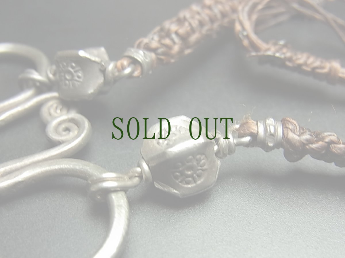 画像4: 白メオ族（モン族/白苗族/ミャオ）錠前型魔除け背守りとカレンシルバーの首飾り (4)