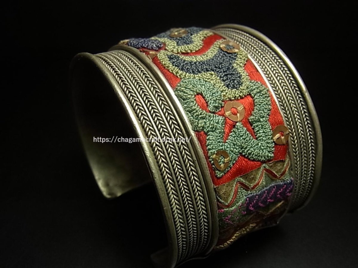 画像1: 貴州省ミャオ族の刺繍古裂バングル(苗銀)プリーツドブレードステッチ　Old embroidery Miao silver bangle　 (1)