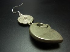 画像4: ミャオ族（苗族）の苗銀製・刺繍古裂ピアス/  Miao Old embroidery earrings　 (4)