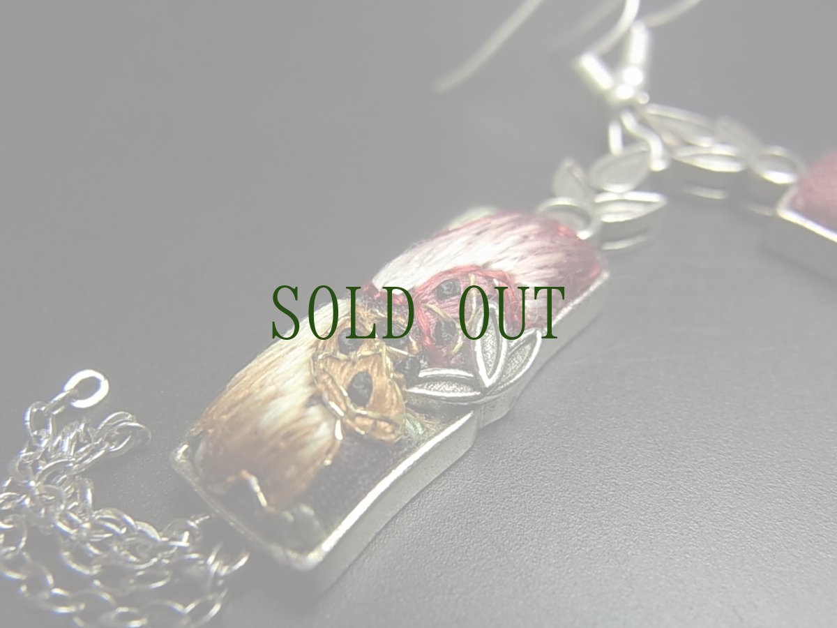 画像2: ミャオ族（苗族）の苗銀製・刺繍古裂ピアス/  Miao Old embroidery earrings　 (2)