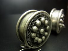 画像4: 貴州苗族（ミャオ族）のシルバーピアス(苗銀)　銅鼓　 (4)