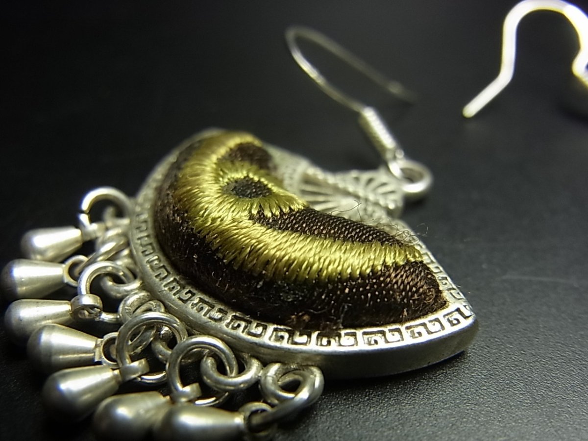 画像2: ミャオ族（苗族）の苗銀製・刺繍古裂ピアス/  Miao Old embroidery earrings　 (2)