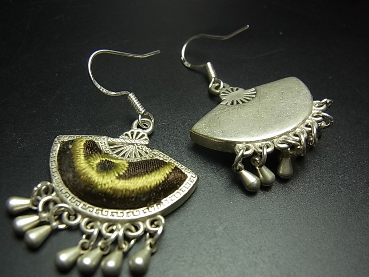 画像4: ミャオ族（苗族）の苗銀製・刺繍古裂ピアス/  Miao Old embroidery earrings　 (4)