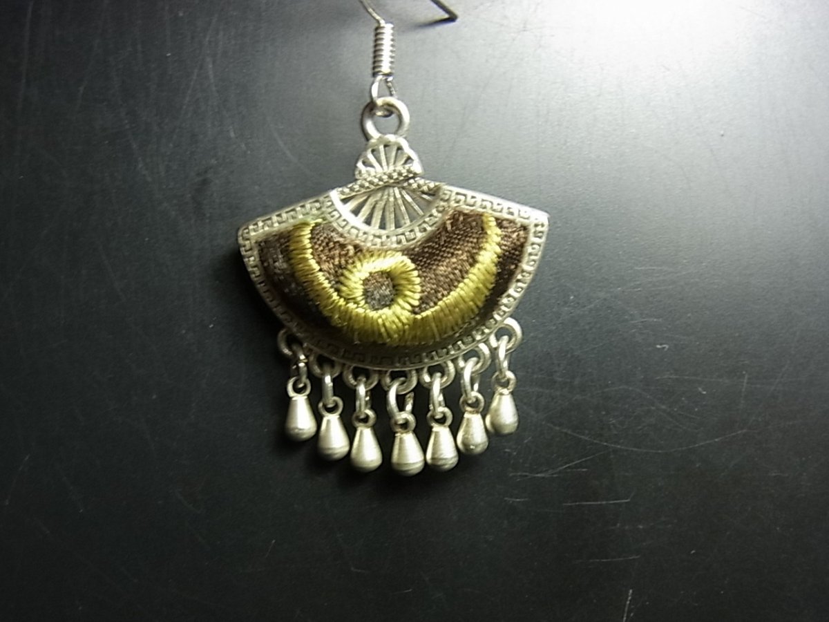 画像5: ミャオ族（苗族）の苗銀製・刺繍古裂ピアス/  Miao Old embroidery earrings　 (5)