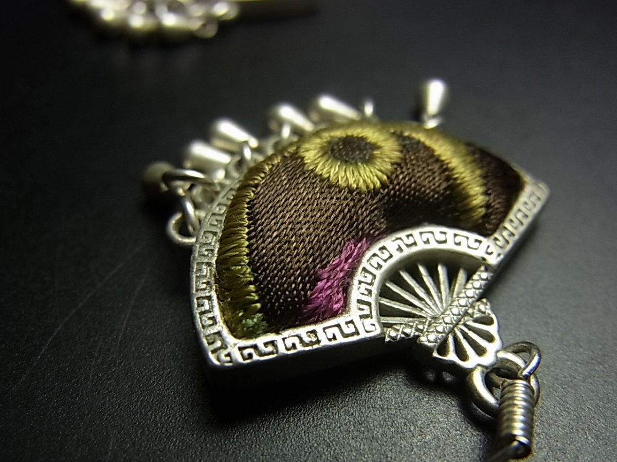 画像3: ミャオ族（苗族）の苗銀製・刺繍古裂ピアス/  Miao Old embroidery earrings　 (3)