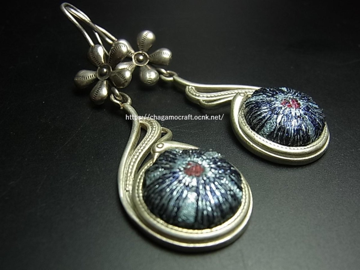 画像1: ミャオ族（苗族）の苗銀製・刺繍古裂ピアス/  Miao Old embroidery earrings　 (1)