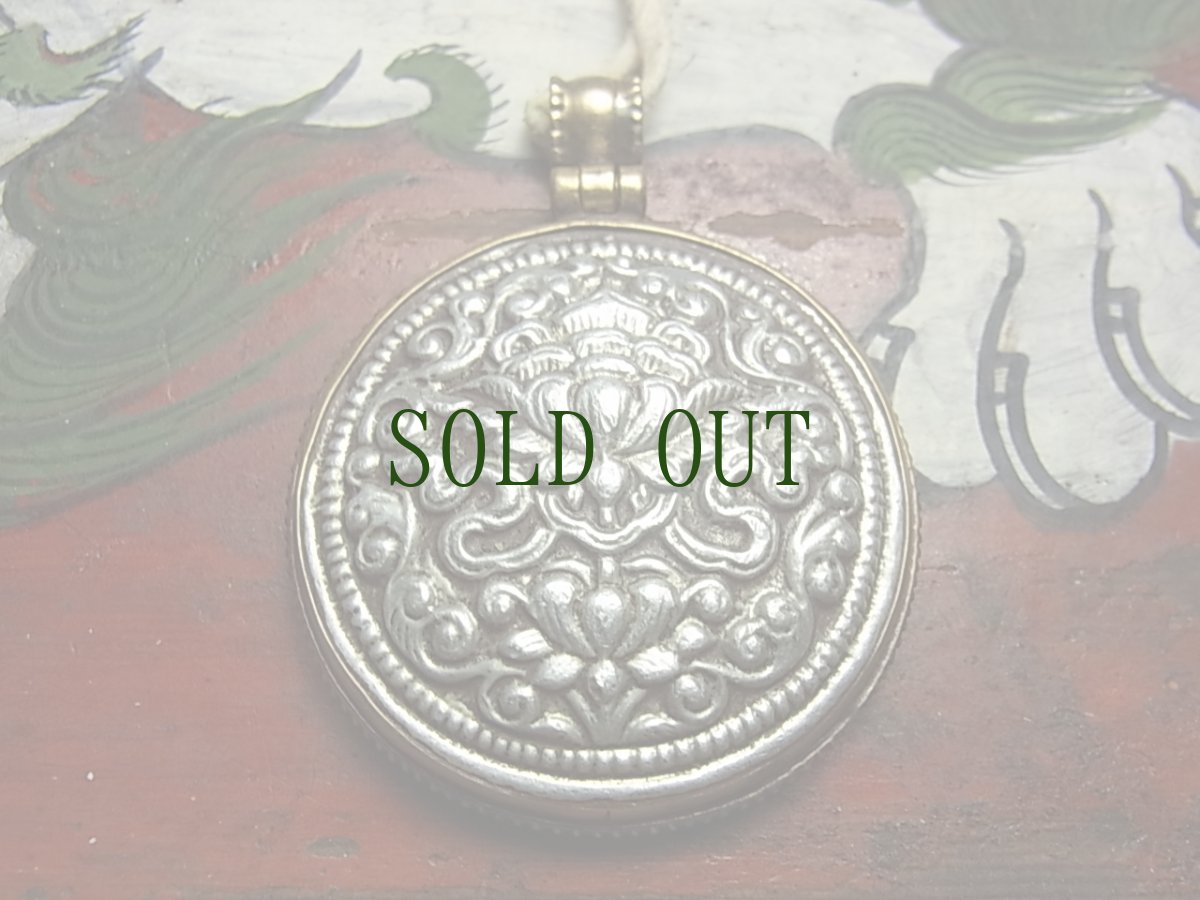 画像3: チベット吉祥紋（蓮華のペマと宝瓶ブンパ）のペンダントトップ・タシタゲ (3)