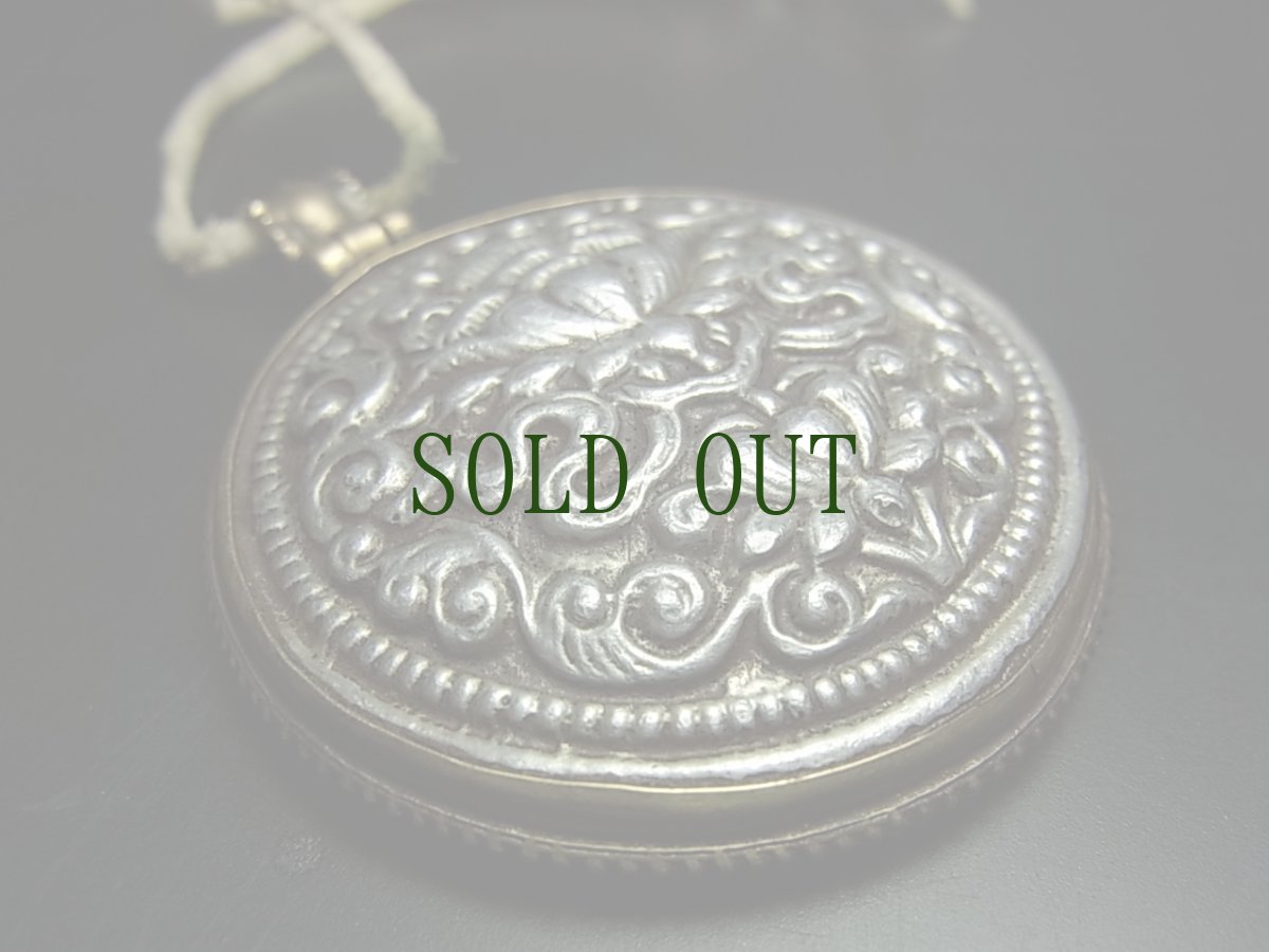 画像1: チベット吉祥紋（蓮華のペマと宝瓶ブンパ）のペンダントトップ・タシタゲ (1)