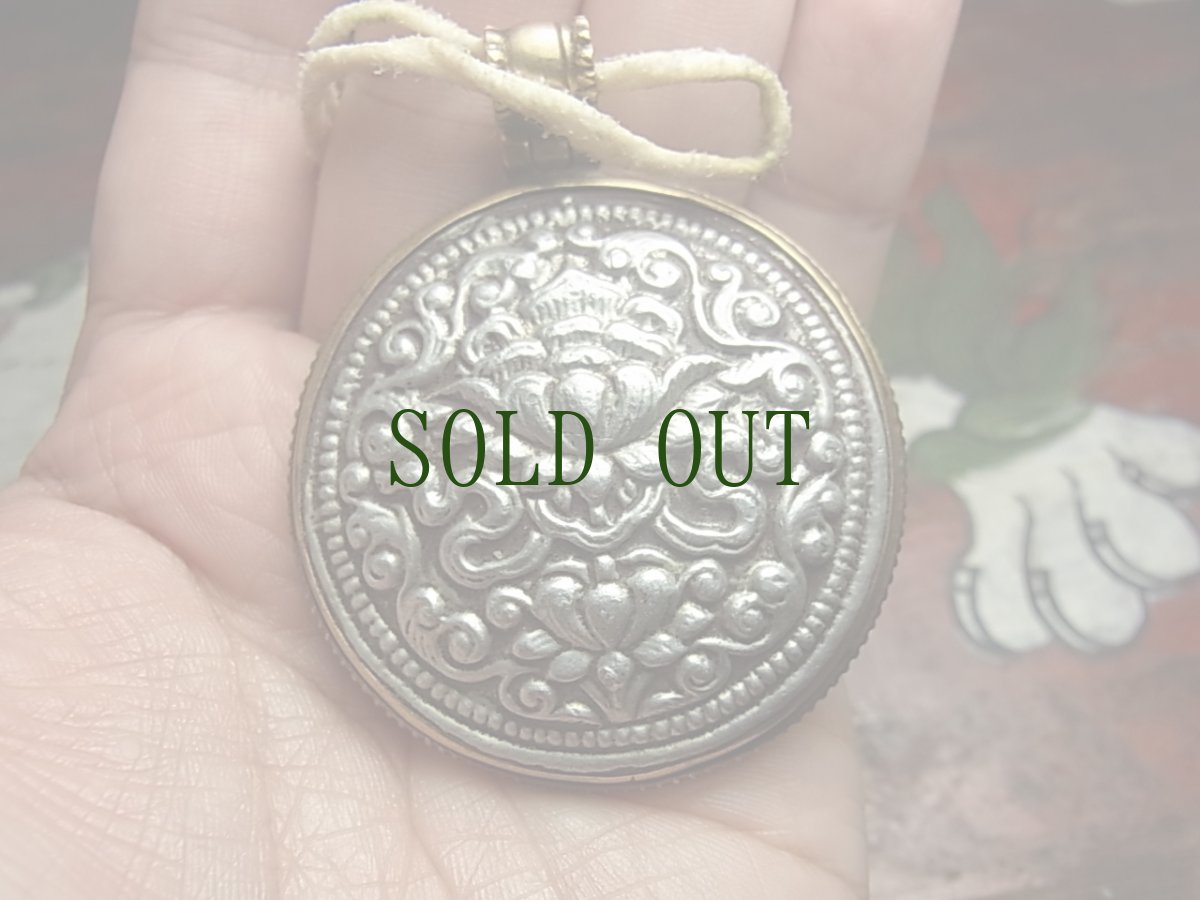 画像5: チベット吉祥紋（蓮華のペマと宝瓶ブンパ）のペンダントトップ・タシタゲ (5)