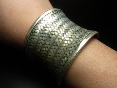 画像5: 貴州ミャオ族のシルバーバングル(ミャオ銀) 編み 中 (5)