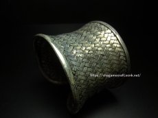 画像2: 貴州ミャオ族のシルバーバングル(ミャオ銀) 編み 中 (2)