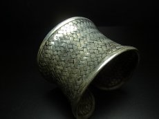 画像1: 貴州ミャオ族のシルバーバングル(ミャオ銀) 編み 中 (1)