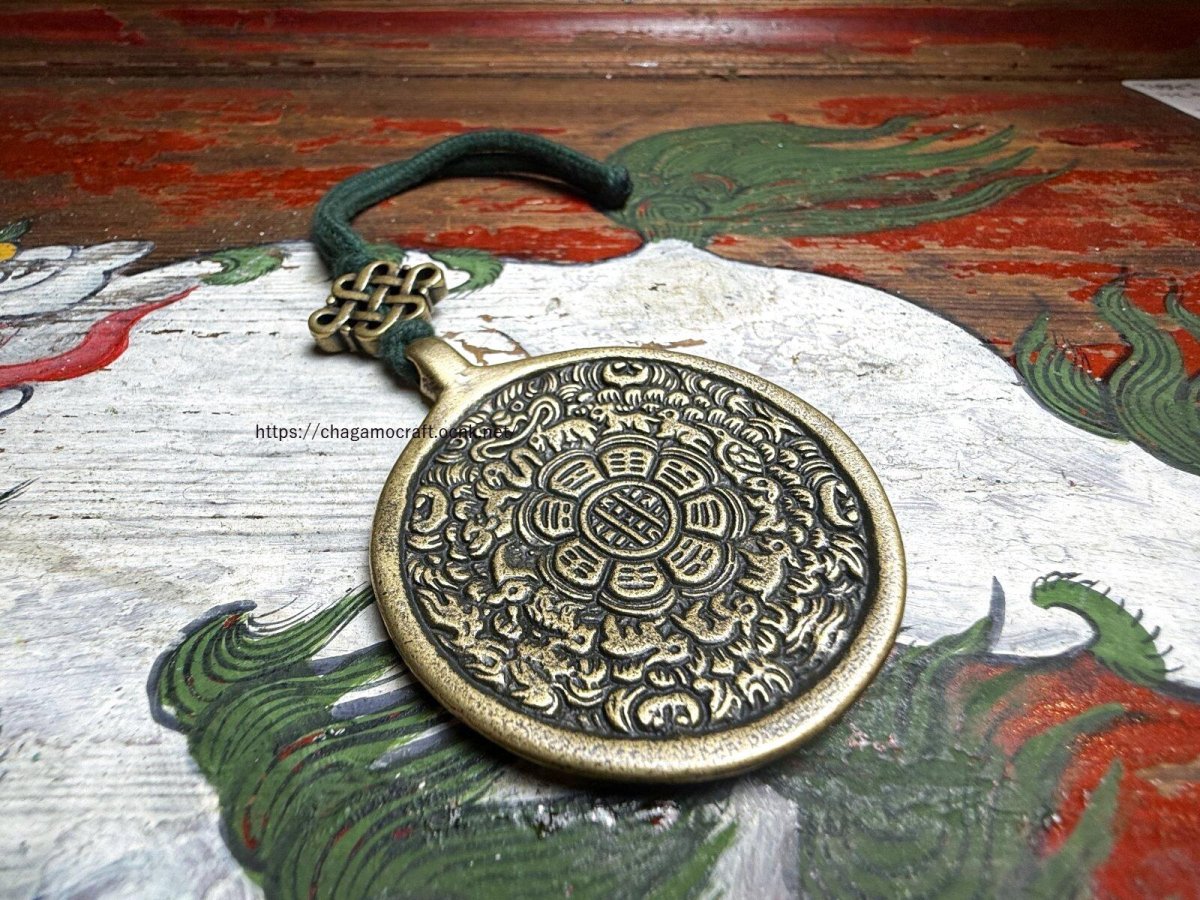 画像1: メロン（シバホ/暦・九宮八卦十二支)とエンドレスノットの根付　黄銅製　トクチャ(Thogchags) (1)