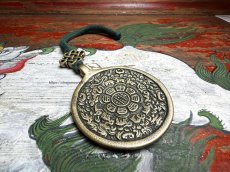 画像1: メロン（シバホ/暦・九宮八卦十二支)とエンドレスノットの根付　黄銅製　トクチャ(Thogchags) (1)