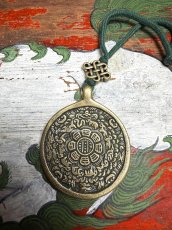 画像2: メロン（シバホ/暦・九宮八卦十二支)とエンドレスノットの根付　黄銅製　トクチャ(Thogchags) (2)