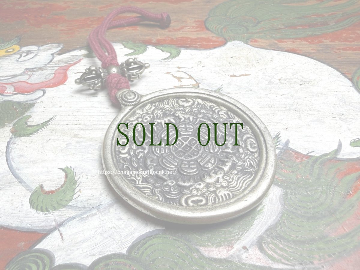 画像1: メロン（シバホ/暦・九宮八卦十二支)とドルジェ（金剛杵）の根付　蔵銀製　トクチャ(Thogchags) (1)