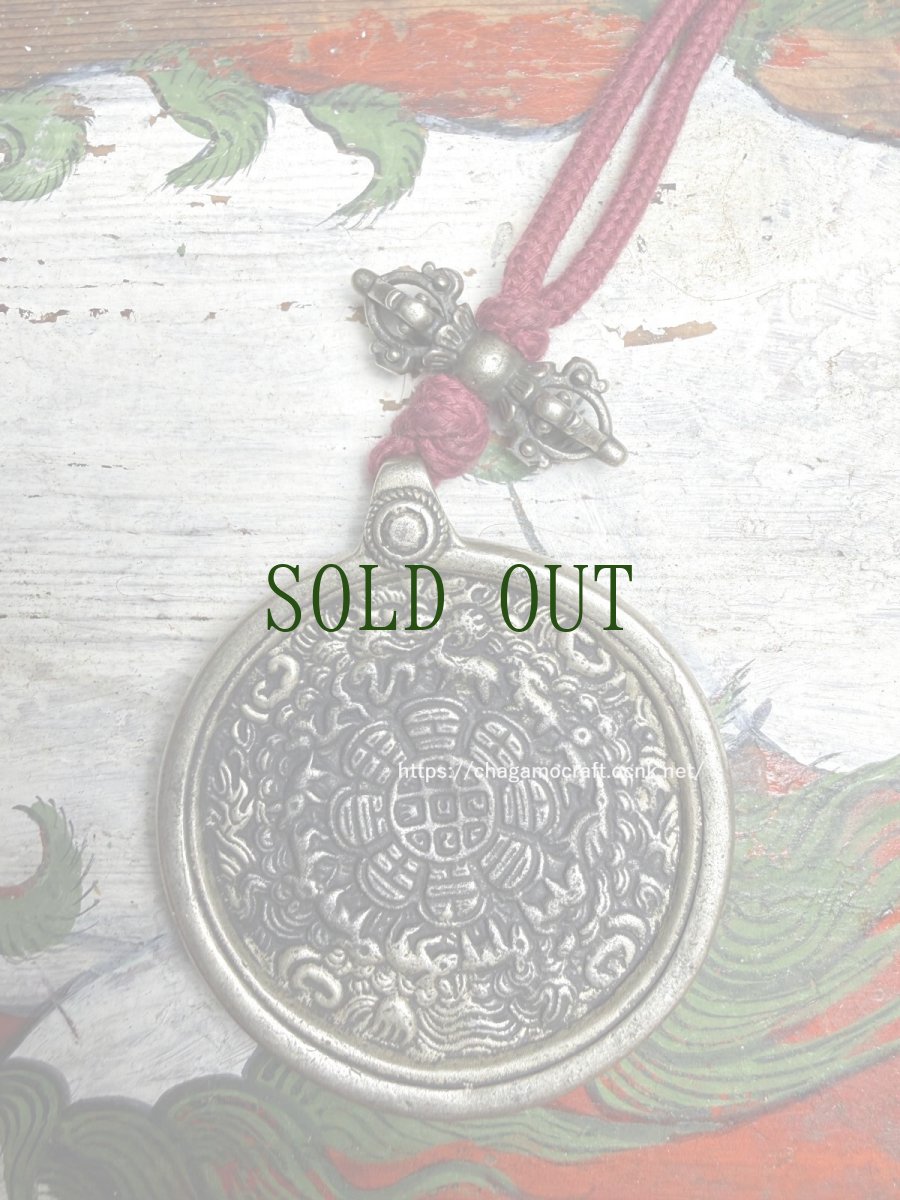 画像2: メロン（シバホ/暦・九宮八卦十二支)とドルジェ（金剛杵）の根付　蔵銀製　トクチャ(Thogchags) (2)
