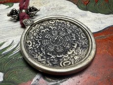 画像3: メロン（シバホ/暦・九宮八卦十二支)とドルジェ（金剛杵）の根付　蔵銀製　トクチャ(Thogchags) (3)