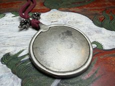 画像4: メロン（シバホ/暦・九宮八卦十二支)とドルジェ（金剛杵）の根付　蔵銀製　トクチャ(Thogchags) (4)