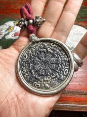 画像5: メロン（シバホ/暦・九宮八卦十二支)とドルジェ（金剛杵）の根付　蔵銀製　トクチャ(Thogchags) (5)