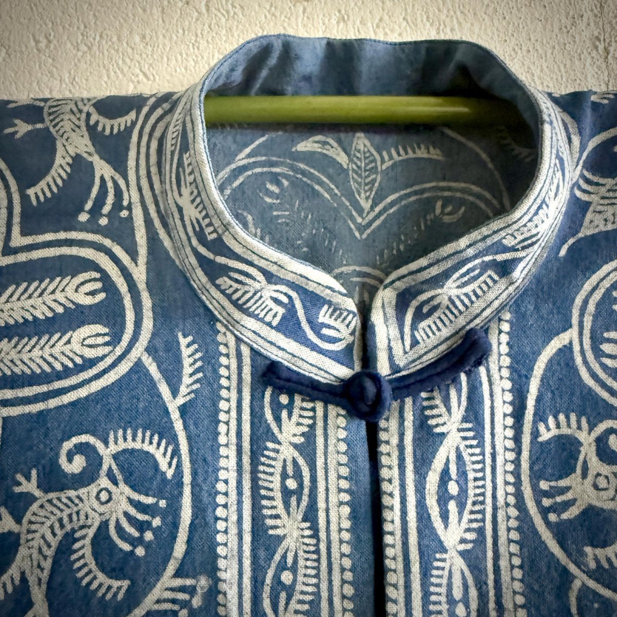 画像4: ガージアミャオ族（革家苗族/Ge jia Miao）藍印花布マオカラージャケット（木綿・藍染ろうけつ染め）ユニセックス (4)