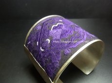 画像2: 貴州省ミャオ族の刺繍古裂バングル(苗銀)　Old embroidery Miao silver bangle　 (2)