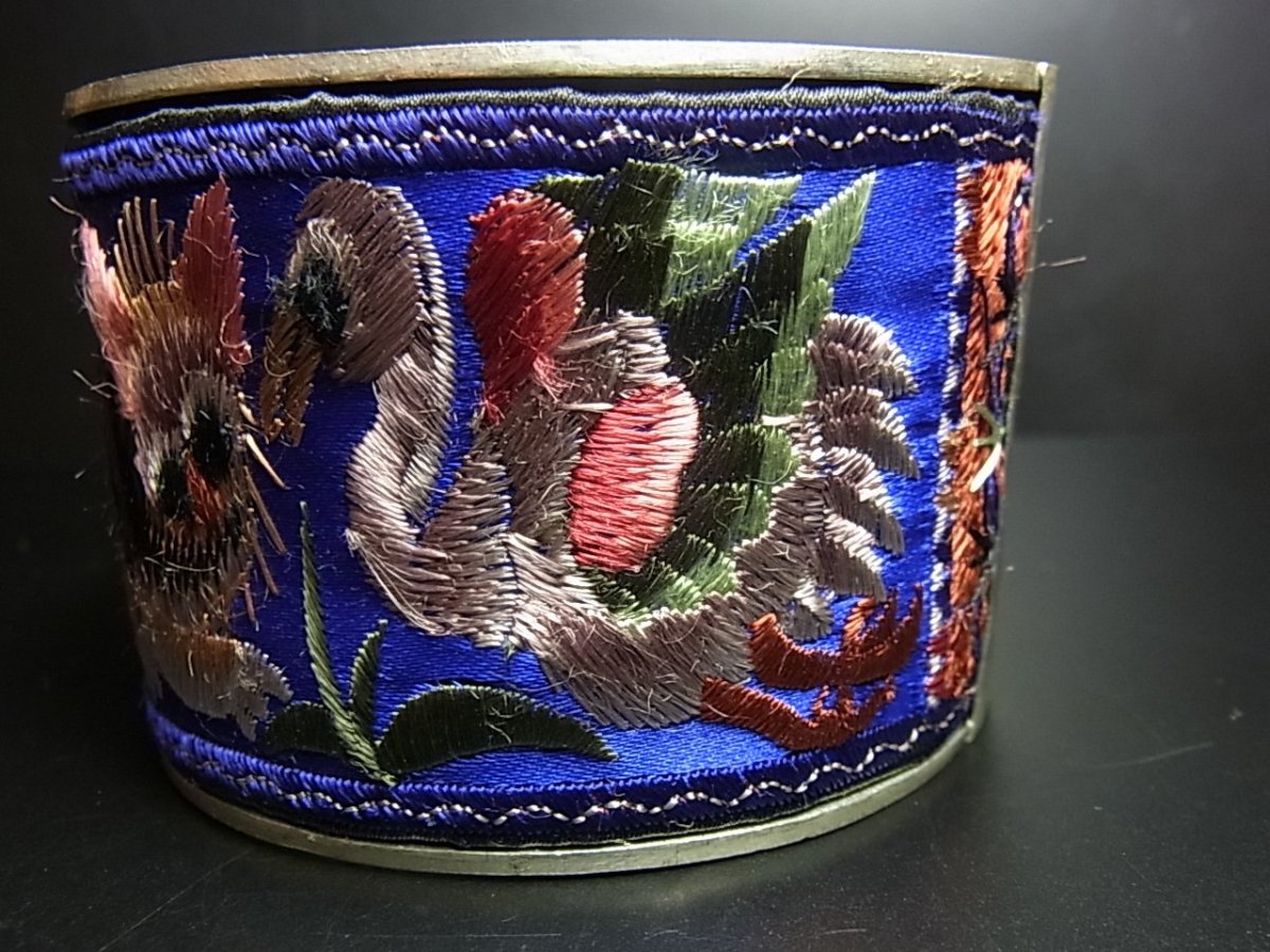 画像4: 貴州省ミャオ族の刺繍古裂バングル(苗銀)　Old embroidery Miao silver bangle　 (4)