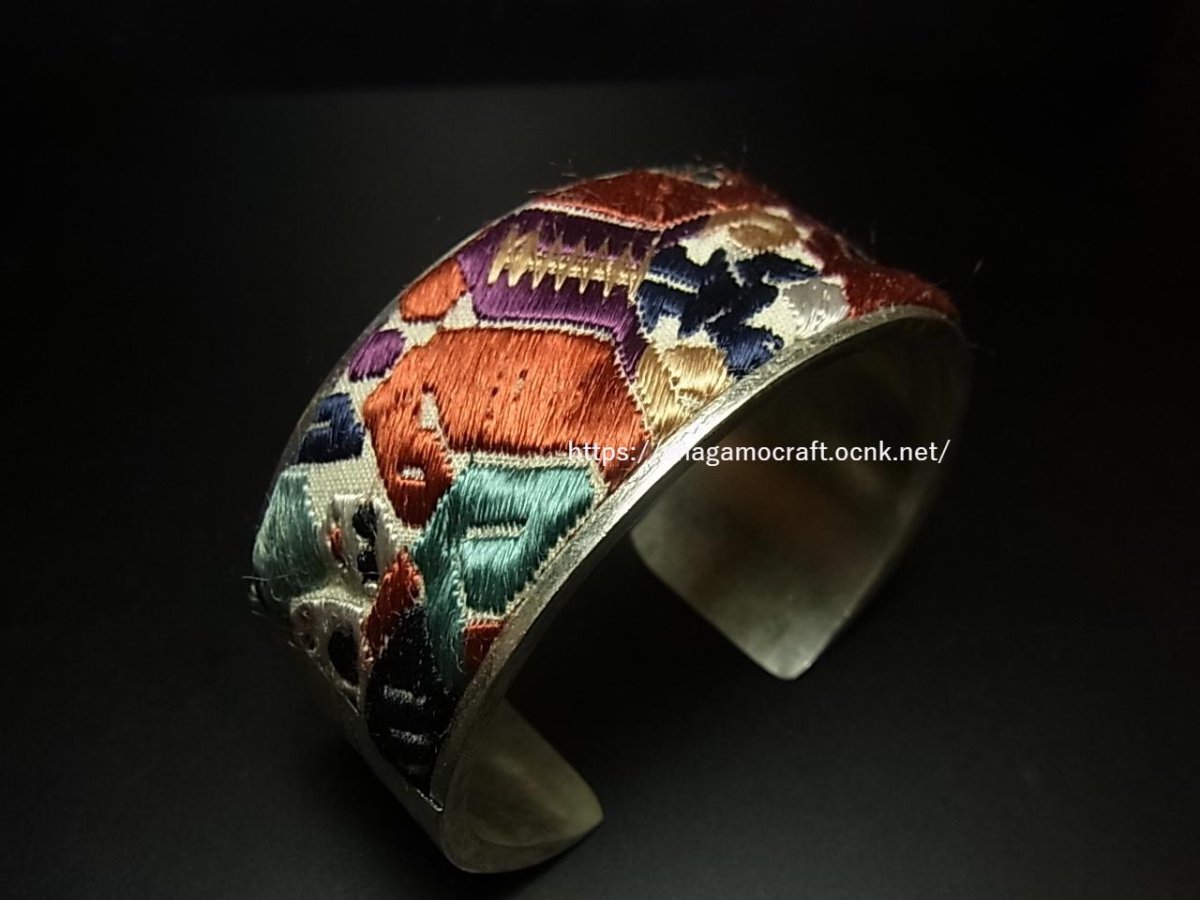 画像1: 貴州省ミャオ族の刺繍古裂バングル(苗銀)　Old embroidery Miao silver bangle　 (1)