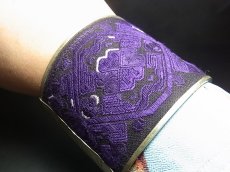 画像6: 貴州省ミャオ族の刺繍古裂バングル(苗銀)　Old embroidery Miao silver bangle　 (6)