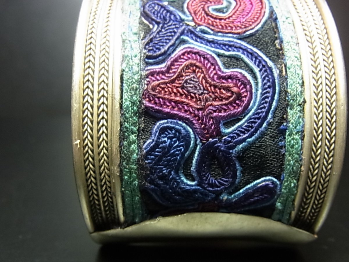 画像4: 貴州省ミャオ族の刺繍古裂バングル(苗銀)　Old embroidery Miao silver bangle　 (4)