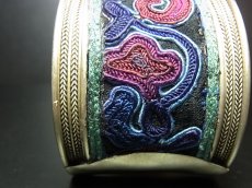 画像4: 貴州省ミャオ族の刺繍古裂バングル(苗銀)　Old embroidery Miao silver bangle　 (4)