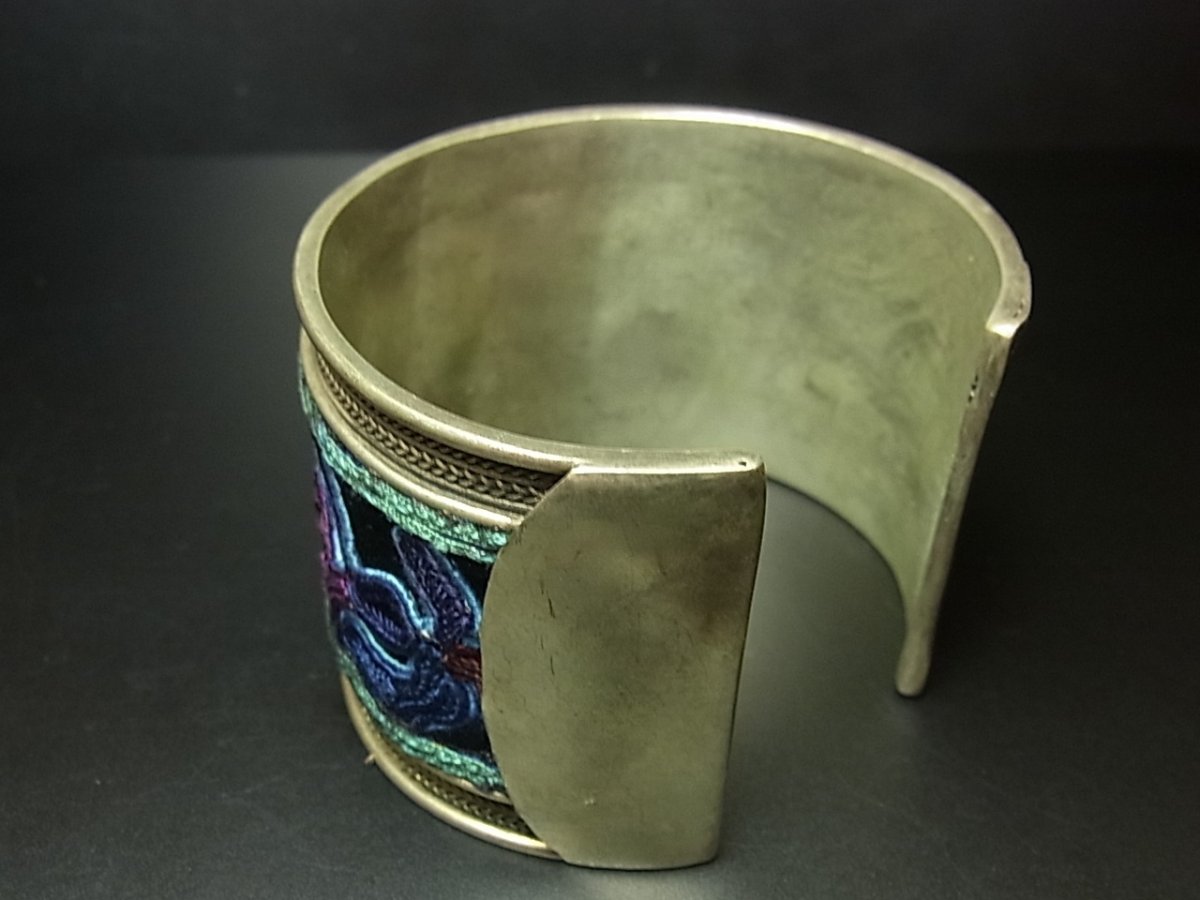 画像5: 貴州省ミャオ族の刺繍古裂バングル(苗銀)　Old embroidery Miao silver bangle　 (5)