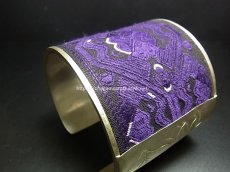 画像1: 貴州省ミャオ族の刺繍古裂バングル(苗銀)　Old embroidery Miao silver bangle　 (1)